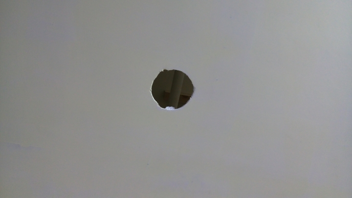 天花板崁燈開孔問題