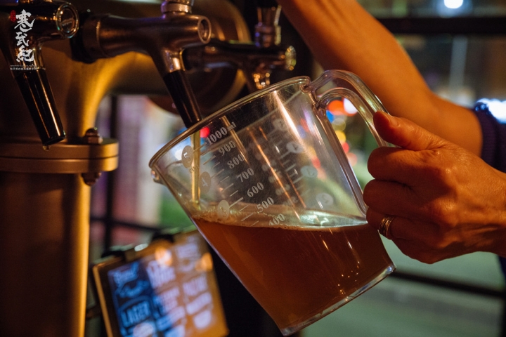 市民大道‧bEEru 啤調客精釀啤酒屋｜自助式「拉霸」啤酒‧創意台菜配必魯氣氛超HIGH！