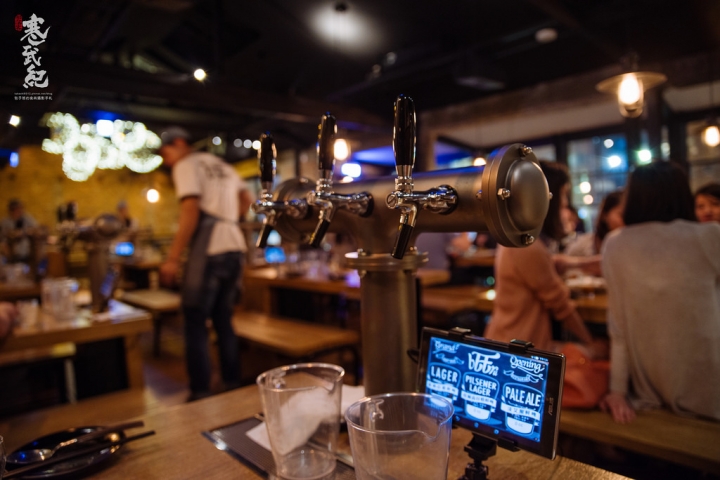 市民大道‧bEEru 啤調客精釀啤酒屋｜自助式「拉霸」啤酒‧創意台菜配必魯氣氛超HIGH！