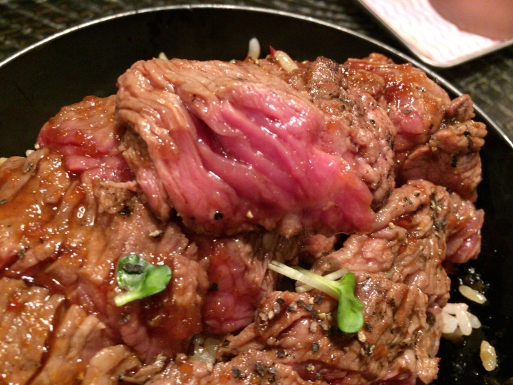 【美食。食記】東京 高田 RedRock 牛排丼 微熟半生 醬汁大勝
