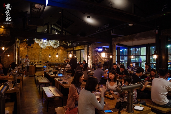 市民大道‧bEEru 啤調客精釀啤酒屋｜自助式「拉霸」啤酒‧創意台菜配必魯氣氛超HIGH！