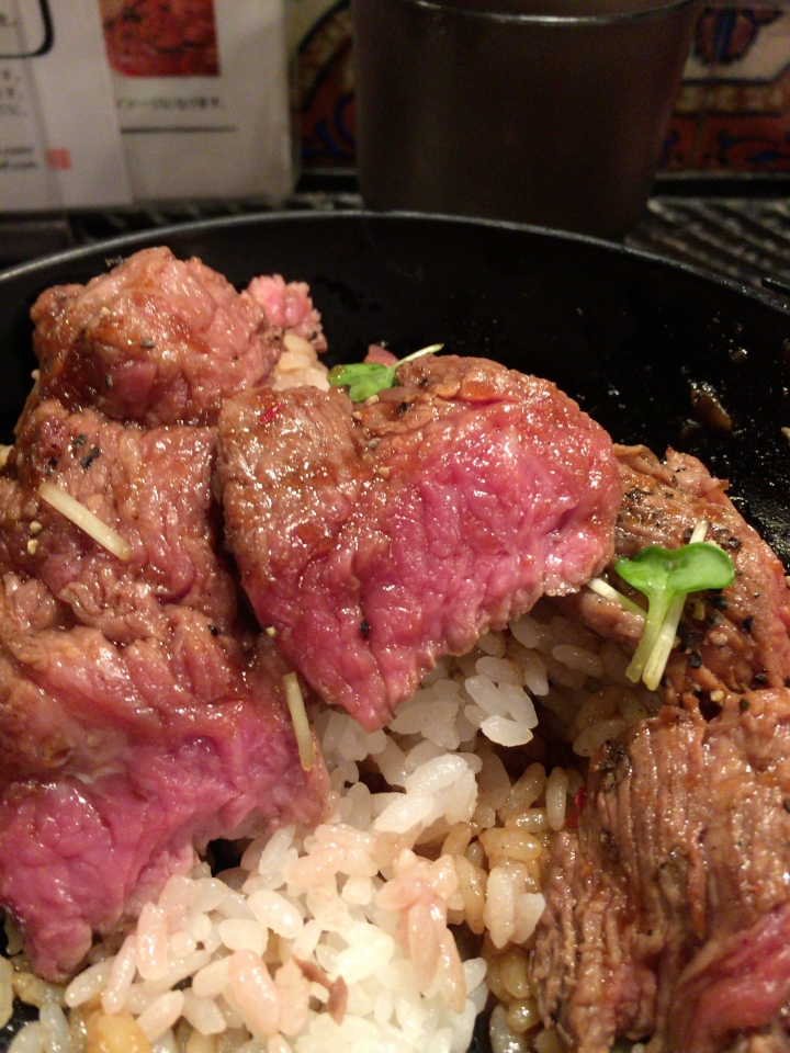 【美食。食記】東京 高田 RedRock 牛排丼 微熟半生 醬汁大勝