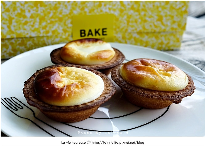 《北市中山區♥食記》BAKE CHEESE TART。北海道銷售傳奇～外酥內滑，三種起司融合的絕妙滋味，現在在台灣也吃得到囉！(中山站) / 霜淇淋 牛奶 新光三越 南西店 托特包