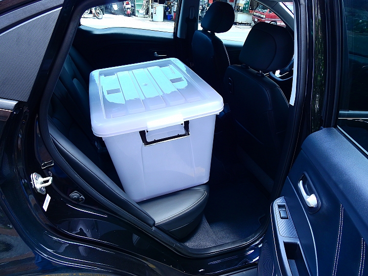 Luxgen S3的鯊魚鰭天線無法進入我家停車格，得和住戶協調停車位了。