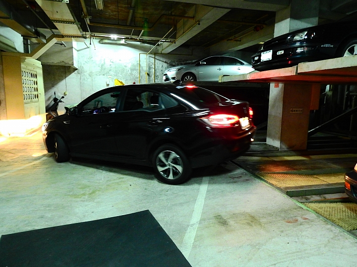 Luxgen S3的鯊魚鰭天線無法進入我家停車格，得和住戶協調停車位了。