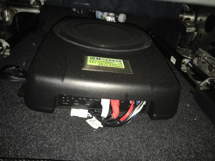 LIVINA 2015 副駕底下的主機