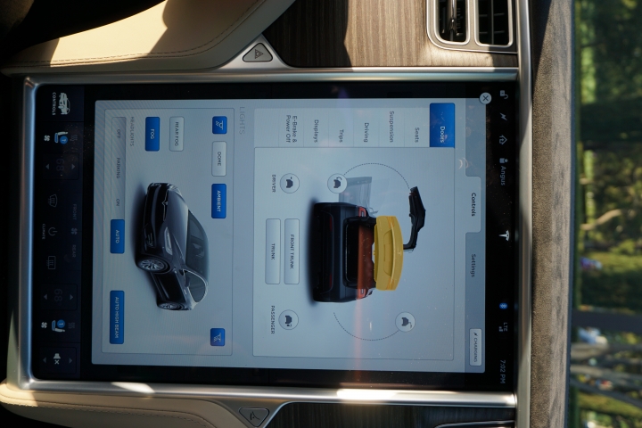 Tesla Model X 首發開箱 - 打敗 LSUV 群雄的未來 SUV