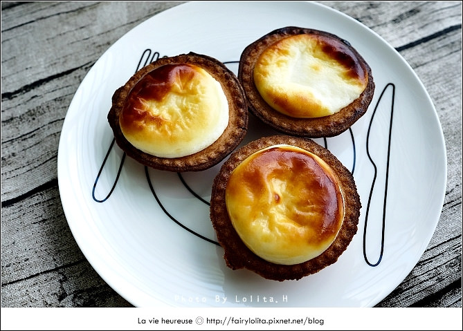 《北市中山區♥食記》BAKE CHEESE TART。北海道銷售傳奇～外酥內滑，三種起司融合的絕妙滋味，現在在台灣也吃得到囉！(中山站) / 霜淇淋 牛奶 新光三越 南西店 托特包