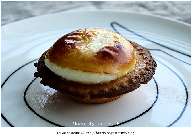 《北市中山區♥食記》BAKE CHEESE TART。北海道銷售傳奇～外酥內滑，三種起司融合的絕妙滋味，現在在台灣也吃得到囉！(中山站) / 霜淇淋 牛奶 新光三越 南西店 托特包