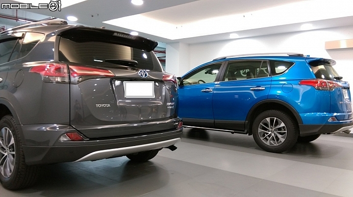 燒，友人等了六個多月的雲河灰 RAV 4 4WD Hybrid 終於交車了