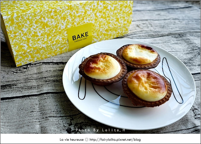 《北市中山區♥食記》BAKE CHEESE TART。北海道銷售傳奇～外酥內滑，三種起司融合的絕妙滋味，現在在台灣也吃得到囉！(中山站) / 霜淇淋 牛奶 新光三越 南西店 托特包