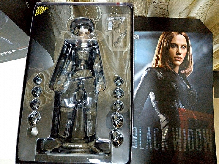 【開箱】HotToys 12吋黑寡婦 Black Widow 3.0 冷豔 開箱文