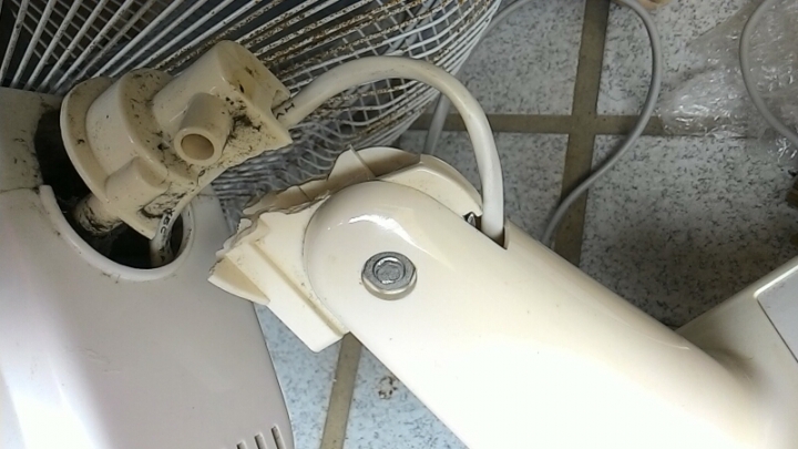 請問壁扇中間塑件斷掉，有什麼黏着劑可以黏很緊不會斷的