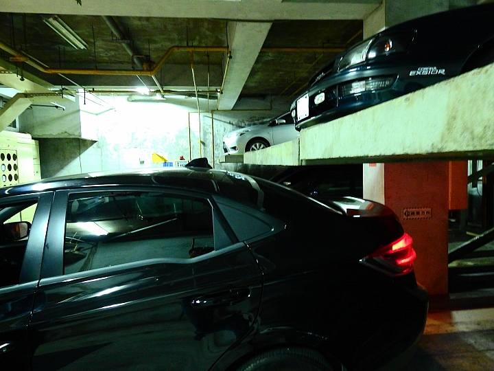 Luxgen S3的鯊魚鰭天線無法進入我家停車格，得和住戶協調停車位了。