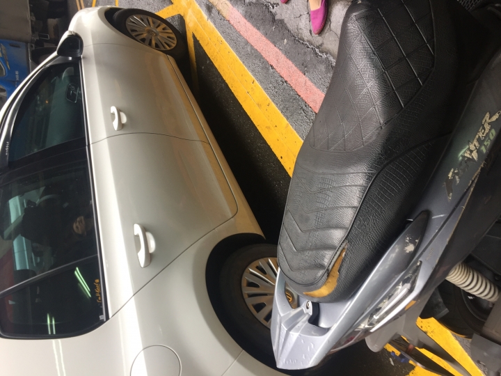 撞到golf兩片車門刮傷板金微凹