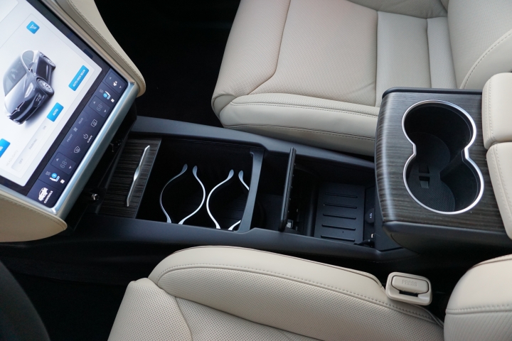 Tesla Model X 首發開箱 - 打敗 LSUV 群雄的未來 SUV