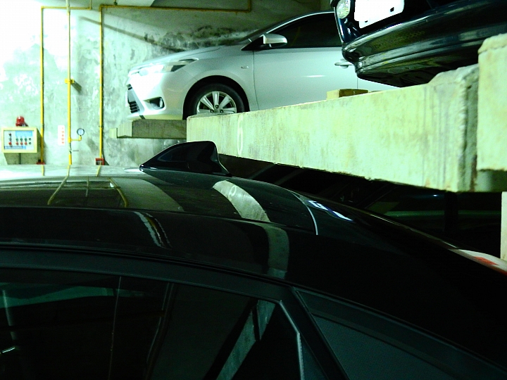 Luxgen S3的鯊魚鰭天線無法進入我家停車格，得和住戶協調停車位了。