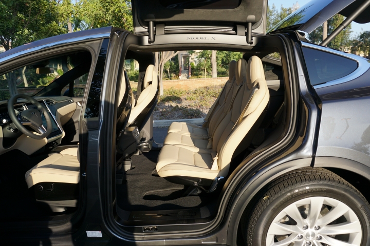 Tesla Model X 首發開箱 - 打敗 LSUV 群雄的未來 SUV