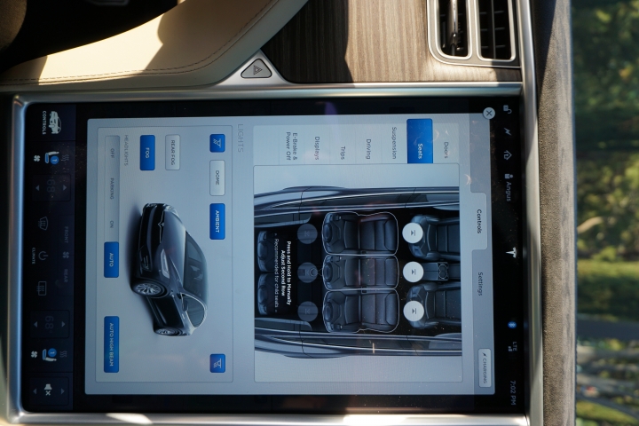 Tesla Model X 首發開箱 - 打敗 LSUV 群雄的未來 SUV