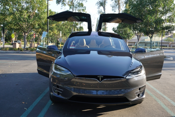 Tesla Model X 首發開箱 - 打敗 LSUV 群雄的未來 SUV