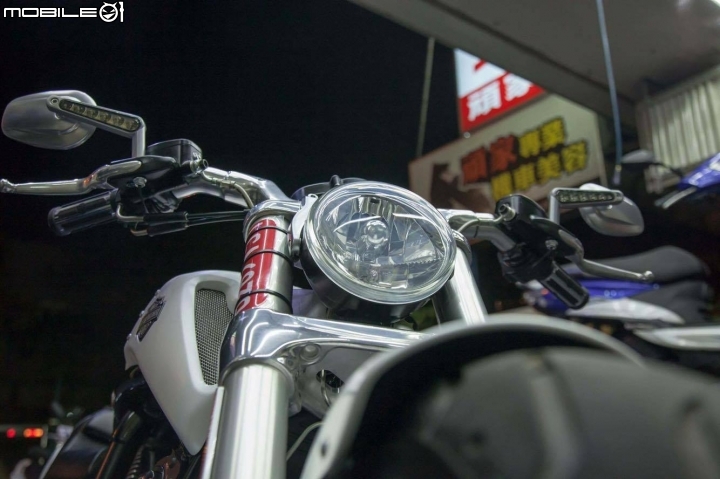 新馬子 v-rod Muscle 霧白色