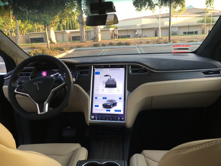 Tesla Model X 首發開箱 - 打敗 LSUV 群雄的未來 SUV