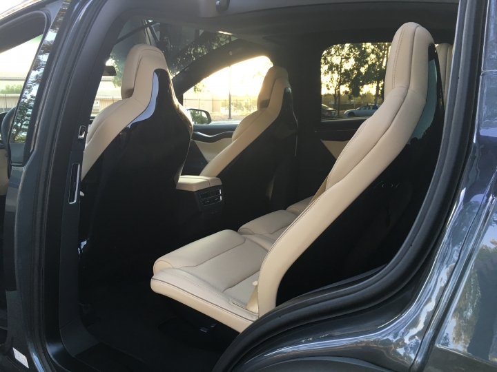 Tesla Model X 首發開箱 - 打敗 LSUV 群雄的未來 SUV
