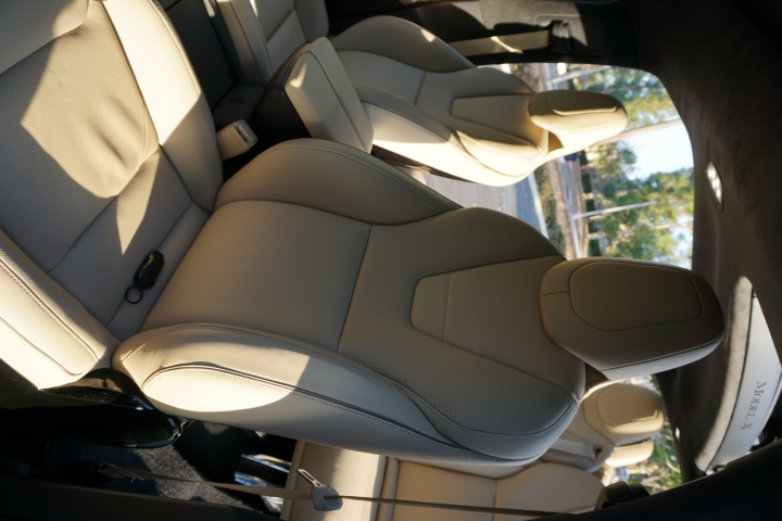 Tesla Model X 首發開箱 - 打敗 LSUV 群雄的未來 SUV