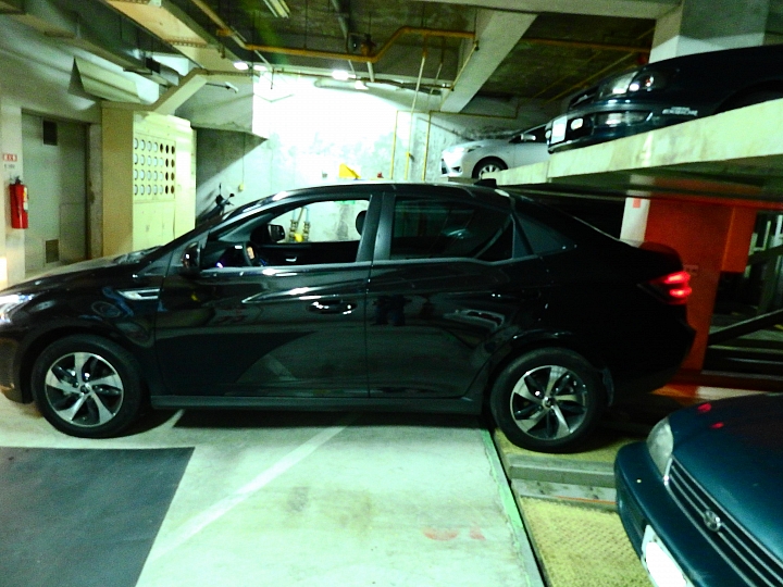 Luxgen S3的鯊魚鰭天線無法進入我家停車格，得和住戶協調停車位了。