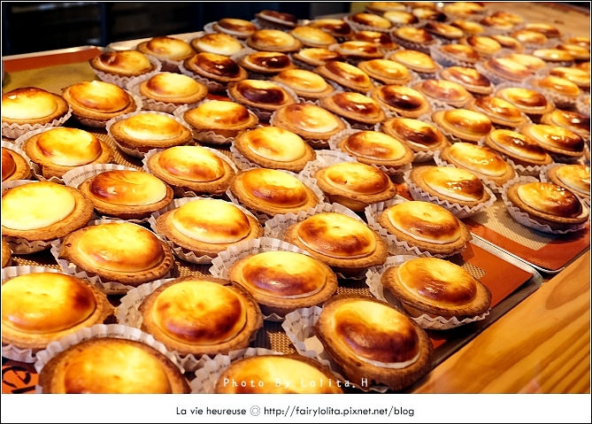 《北市中山區♥食記》BAKE CHEESE TART。北海道銷售傳奇～外酥內滑，三種起司融合的絕妙滋味，現在在台灣也吃得到囉！(中山站) / 霜淇淋 牛奶 新光三越 南西店 托特包