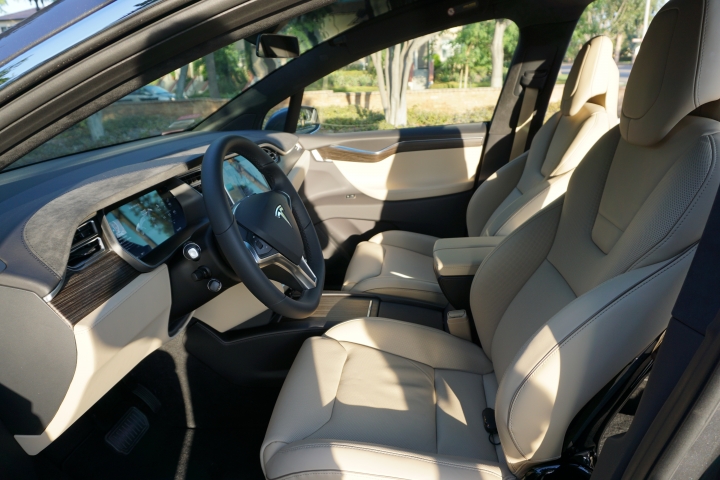 Tesla Model X 首發開箱 - 打敗 LSUV 群雄的未來 SUV
