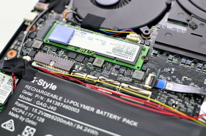 GIGABYTE Aero 14，電競，商務結合於一身的遊戲商務機