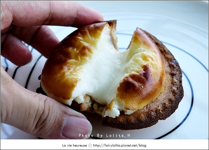 《北市中山區♥食記》BAKE CHEESE TART。北海道銷售傳奇～外酥內滑，三種起司融合的絕妙滋味，現在在台灣也吃得到囉！(中山站) / 霜淇淋 牛奶 新光三越 南西店 托特包