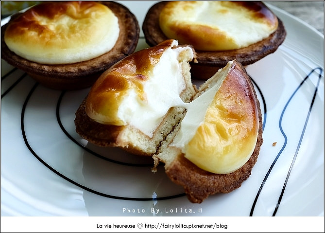 《北市中山區♥食記》BAKE CHEESE TART。北海道銷售傳奇～外酥內滑，三種起司融合的絕妙滋味，現在在台灣也吃得到囉！(中山站) / 霜淇淋 牛奶 新光三越 南西店 托特包