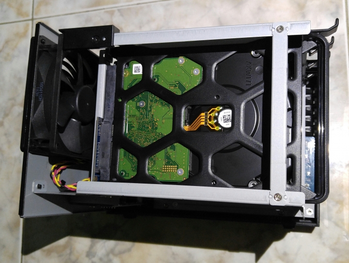 Synology DS916+ 半殘開箱...