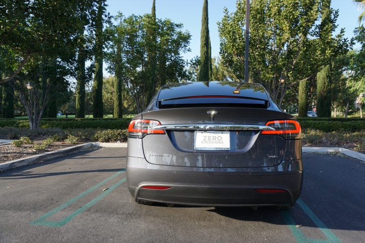 Tesla Model X 首發開箱 - 打敗 LSUV 群雄的未來 SUV