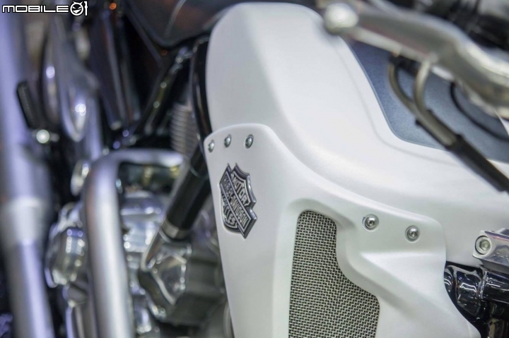 新馬子 v-rod Muscle 霧白色