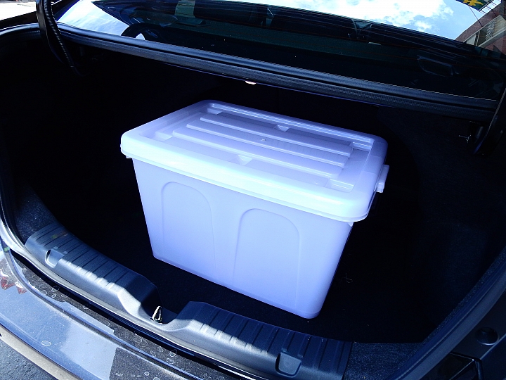 Luxgen S3的鯊魚鰭天線無法進入我家停車格，得和住戶協調停車位了。