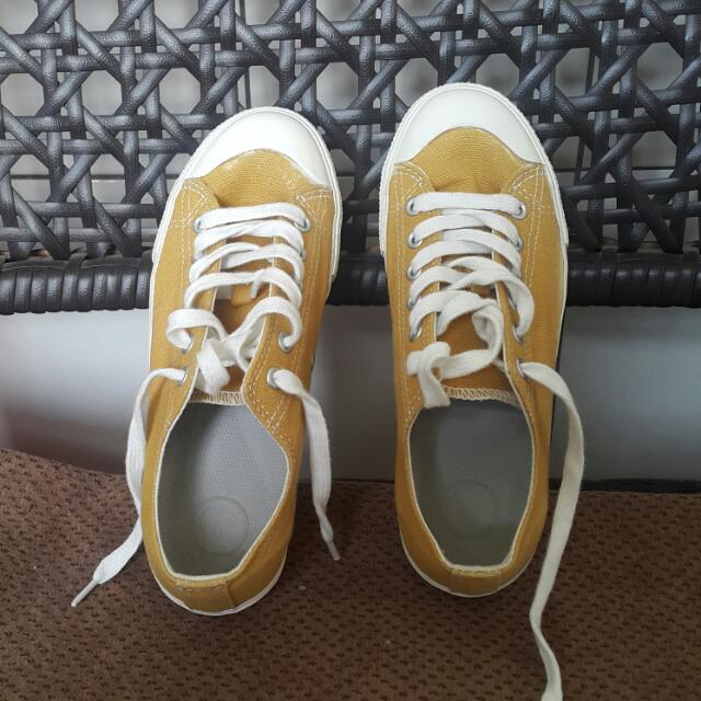 這雙無印良品帆布鞋是正版的嗎???