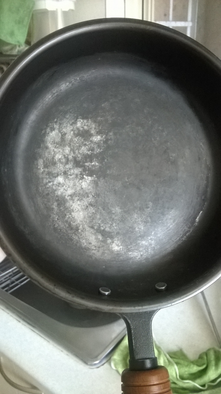 鐵鍋使用酪梨油從黑變白？