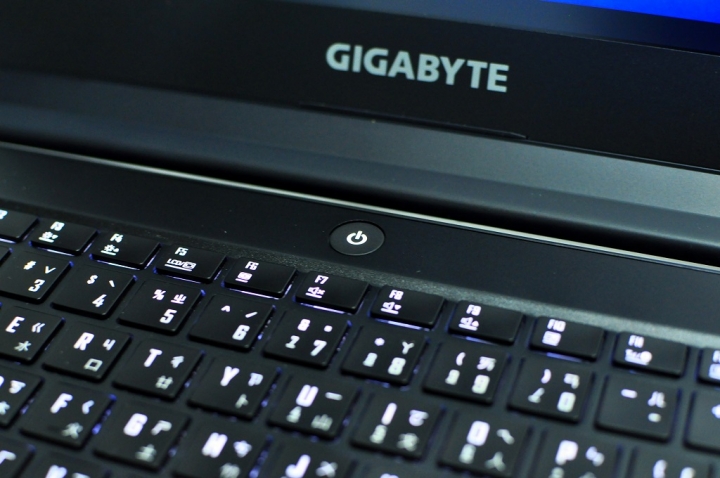 GIGABYTE Aero 14，電競，商務結合於一身的遊戲商務機
