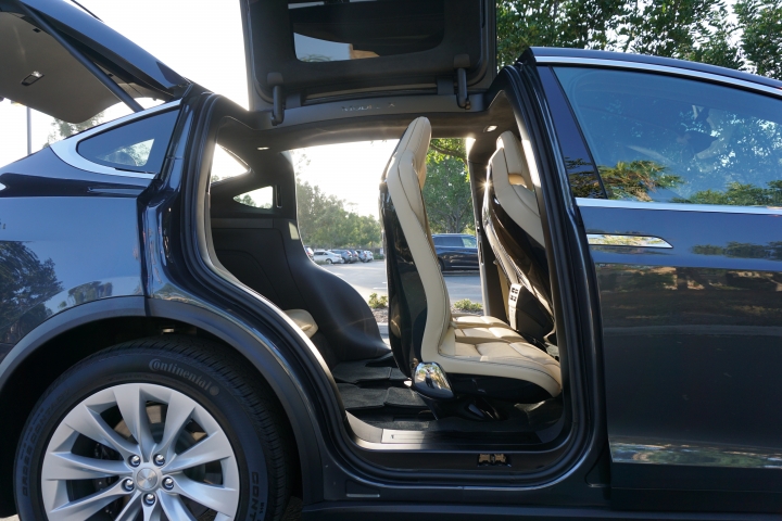 Tesla Model X 首發開箱 - 打敗 LSUV 群雄的未來 SUV
