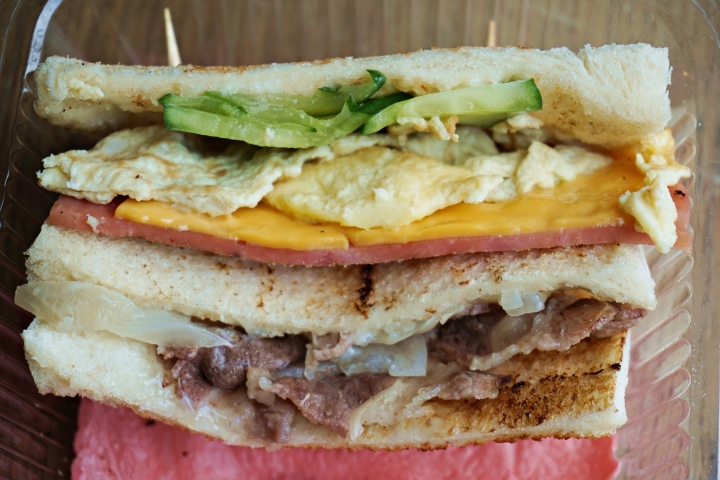 【ㄍㄧㄥ夯碳烤吐司】豐富夾料早餐