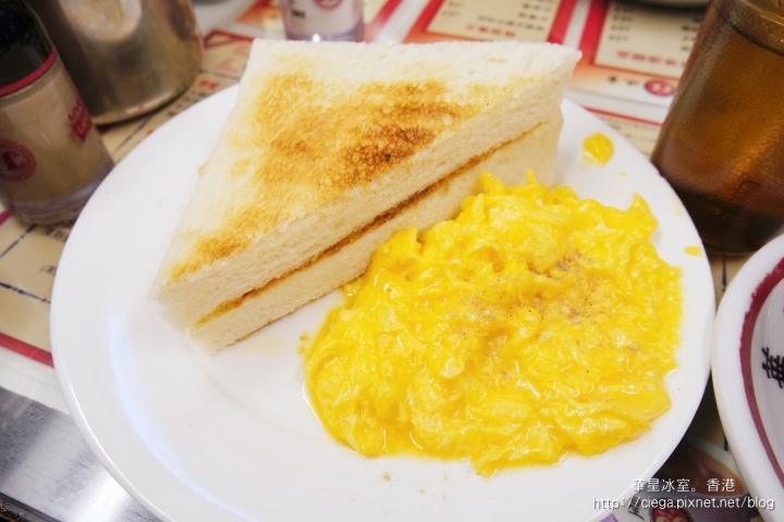 【香港│旺角美食】華星冰室✈傳統港式早餐組合、滑嫩炒蛋很厲害│港星環繞的冰室，連陳奕迅都大力推薦