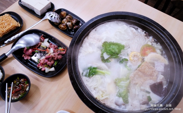 【台南中西│火鍋】錦城石頭火鍋│大骨湯底超鮮甜、原後甲圓環韓城重新開幕│適合家庭聚餐、CP值頗高
