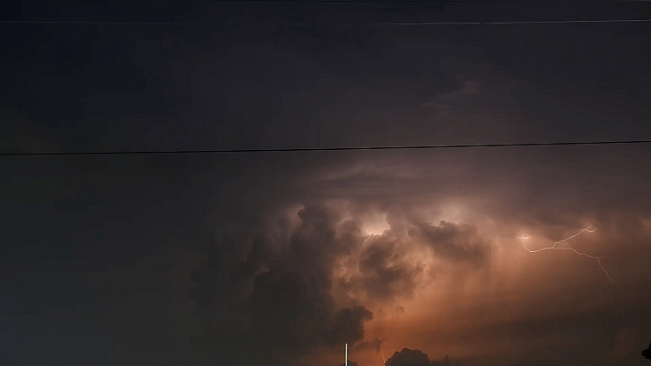 Nikon P900記錄2016年7月28日晚上9點東港大鵬灣的閃電頻頻