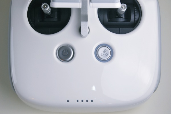 [開箱文] DJI 大疆 PHANTOM 4 最智慧的空拍機，未來無限可能。