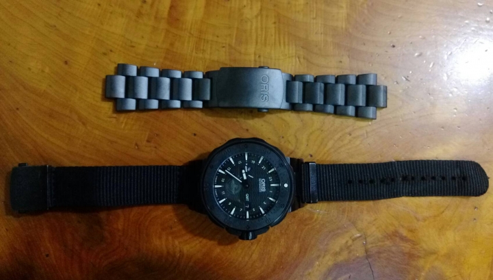 Oris 潛水錶自行改裝錶帶分享 原廠應該出黑色金屬錶帶的。