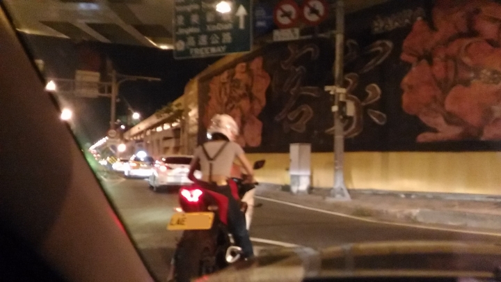 重機美妹, 在我車旁邊熄火了, 好險沒靠上去.