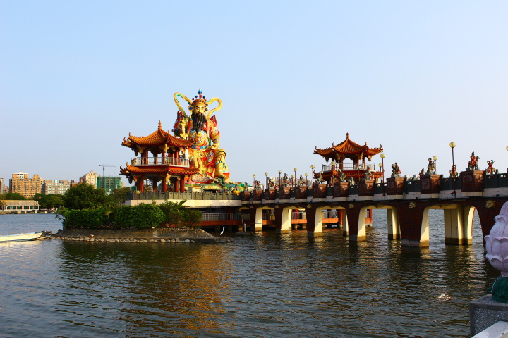 (高雄左營景點)蓮池潭風景區:龍虎塔 南台灣旅遊必去景點之一